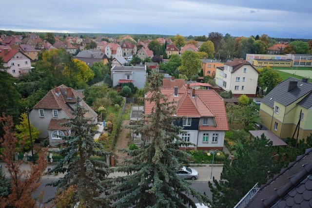 Piękne widoki na miasto z okien wieży Czerwonego Kościoła