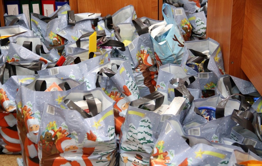 Świąteczne paczki dla seniorów w Tomaszowie. W przygotowanie włączyli się uczniowie szkół [ZDJĘCIA]