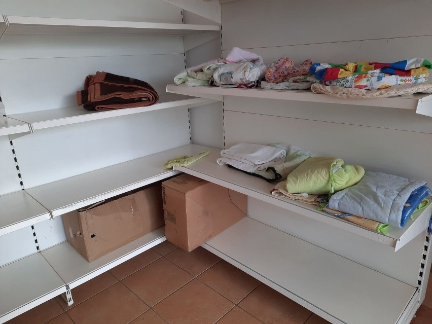 Uchodźcy z Ukrainy wciąż potrzebują pomocy. Punkt pomocowy w Kielcach świeci pustkami. Zobacz zdjęcia 