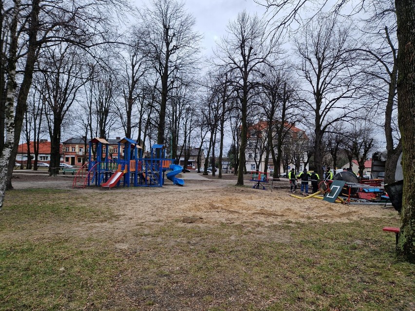 Ruszyły prace nad zagospodarowaniem placu zabaw w Błaszkach