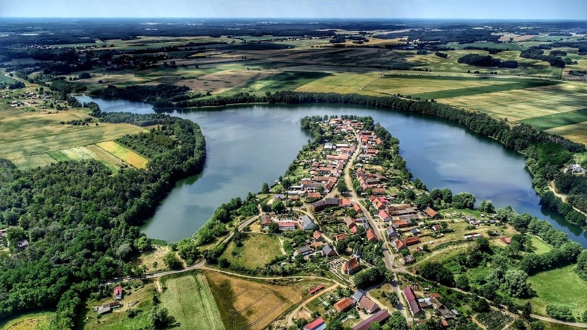 Jezioro Paklicko Małe w kształcie ogona wieloryba otacza...