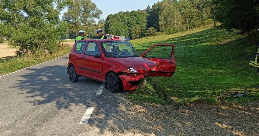 Kąśna Górna. Groźny wypadek na drodze między Ciężkowicami a Jastrzębią. Strażacy musieli uwolnić zakleszczoną w aucie kobietę