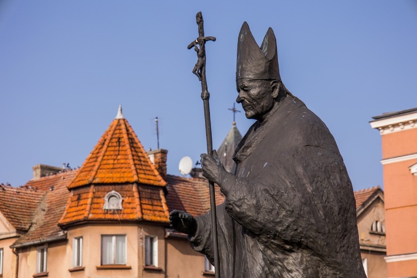 Za oknem piękna pogoda. To dobra pora na spacer ulicami miasta