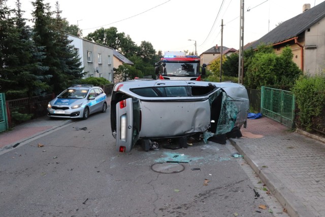 BMW prowadzone przez młodego kierowcę skasowało dwa ogrodzenia, a następnie dachowało. Kierowca wyszedł z wypadku bez szwanku, pasażera samochodu trzeba było przetransportować do szpitala.