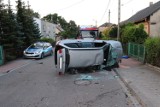 18-letni kierowca BMW bez prawa jazdy, po alkoholu i narkotykach staranował dwa ogrodzenia i dachował. Trafił do policyjnego aresztu