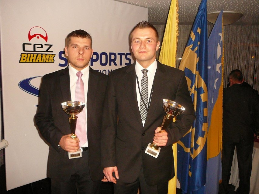 Ariel Piotrowski z lewej