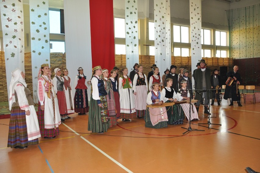 Dzień edukacji narodowej tym razem miał swoją uroczystą odsłonę w Sławkowie.