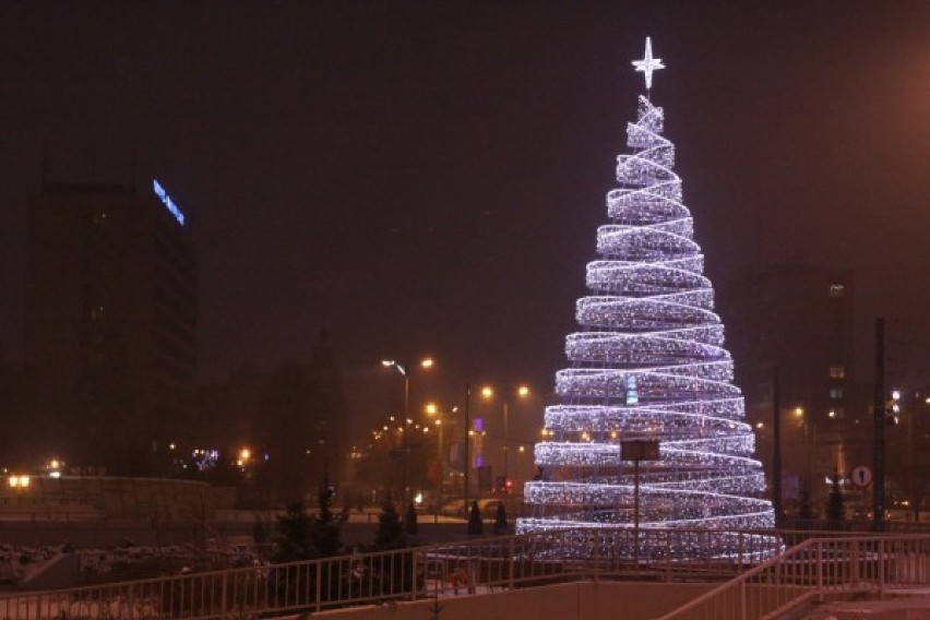 Świąteczne drzewka stanęły już w wielu polskich miastach,...