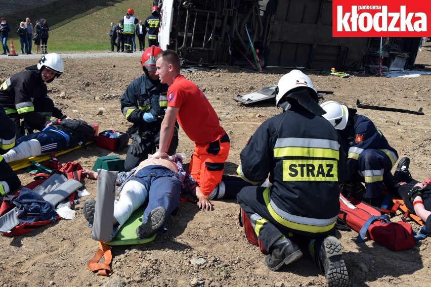 Wielki wypadek na obwodnicy Kłodzka. Ćwiczenia służb ratunkowych (GALERIA,FILM)