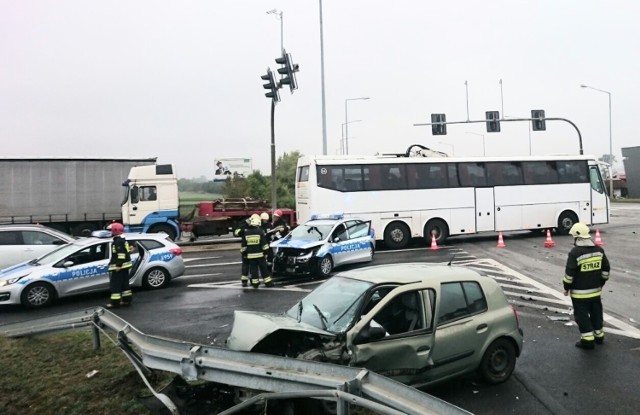 Zderzenie policyjnego radiowozu z renault na skrzyżowaniu ul. Oleskiej i obwodnicy Opola.