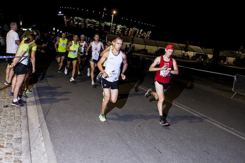 4F Półmaraton Praski 2019. Tysiące biegaczy w nocnych 21-kilometrach po Pradze [ZDJĘCIA]