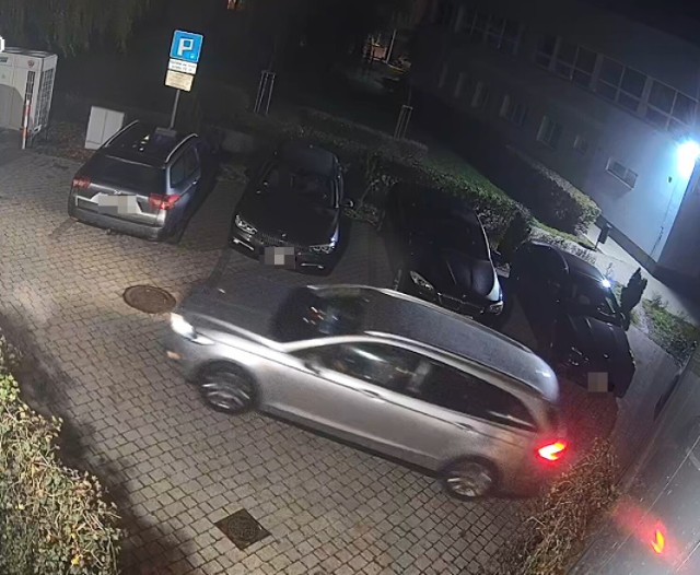 Policjanci z Kalisza szukają świadków kolizji parkingowej