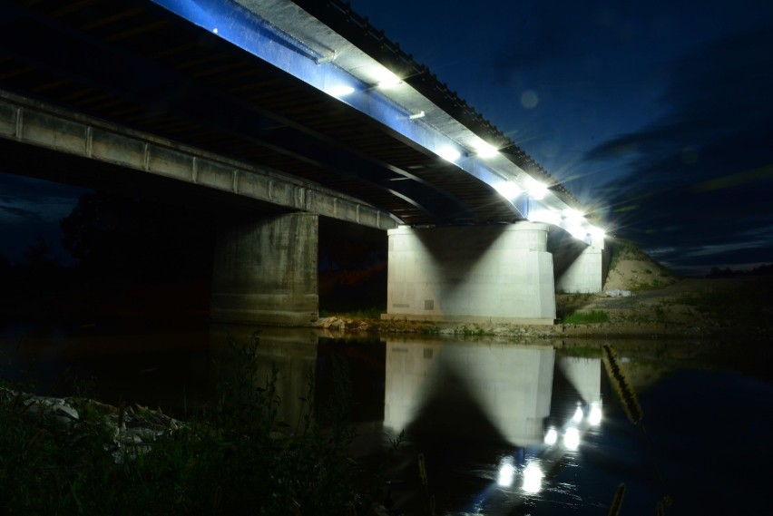 Most przez rzekę Wartę w Międzychodzie nocą