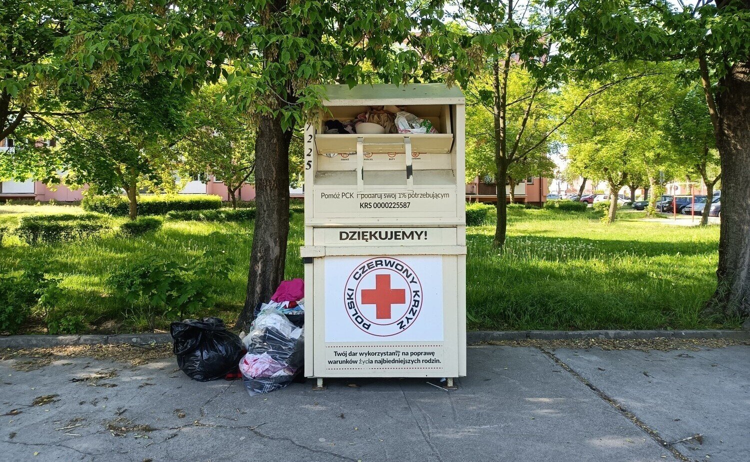 Gmina Rawicz chce uporządkować temat lokalizacji kontenerów PCK. Pojemniki  na odzież są często przepełnione | Rawicz Nasze Miasto