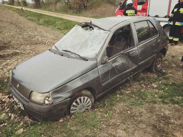 W Domanikowie dachowało Renault Clio