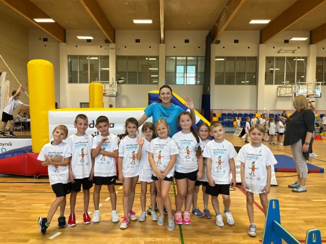 Monika Pyrek, olimpijka, mistrzyni skoku o tyczce uczyła dzieci z klas I - III w Zduńskiej Woli. Zajęcia w ramach projektu  Monika Pyrek Camp zorganizowane zostały w Szkole Podstawowej nr 5.