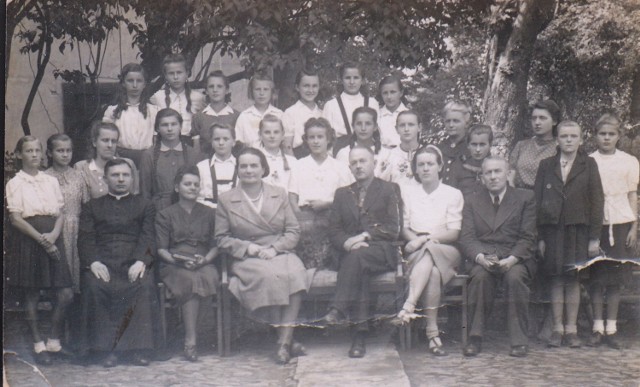 Wadowice, rok 1947 - pierwsza od prawej Władysława Bałys, obok  ksiądz Edward Zacher