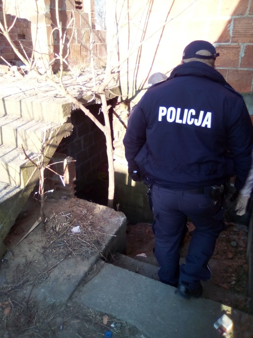 Policjanci z Aleksandrowa Kujawskiego sprawdzają miejsca przebywania bezdomnych