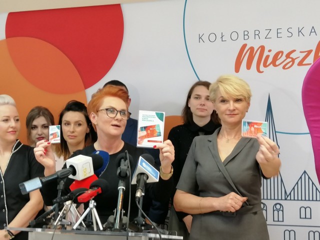Prezydent Anna Mieczkowska (z prawej) i sekretarz miasta Ewa Pełechata podczas prezentacji wzoru Karty Mieszkańca