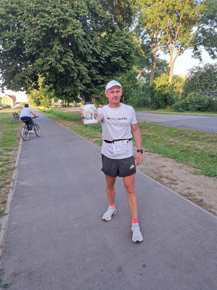 Andrzej Potoczek przebiegł 100 km, by wspomóc charytatywną...