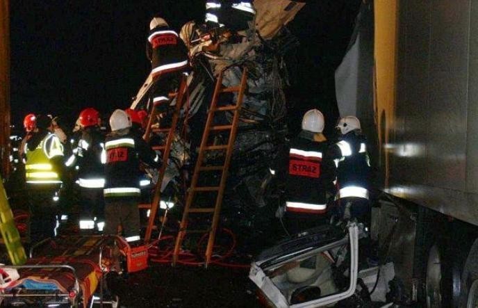 Wypadek w Barszczach. Czołowe zderzenie dwóch tirów [zdjęcia]