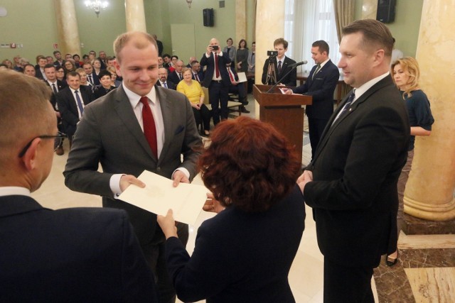 We wtorek w urzędzie wojewódzkim podpisano pierwsze umowy. - To są pieniądze przyznane samorządom, które zgłosiły się jeszcze w naborze jesiennym - tłumaczył wojewoda Przemysław Czarnek.