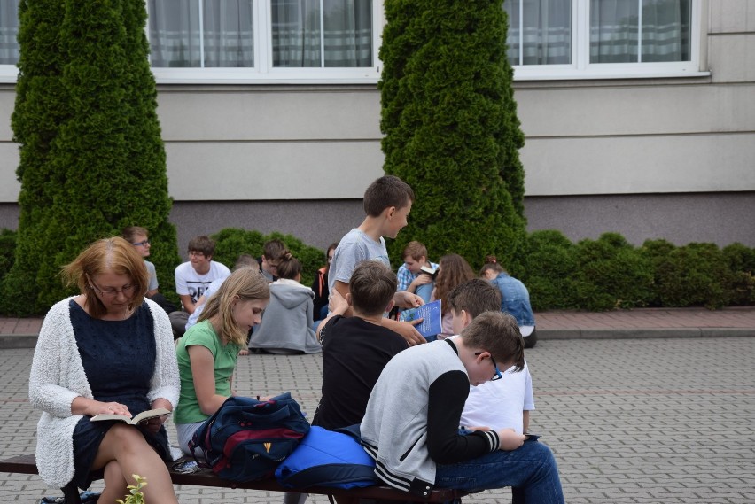 Nauczyciele, uczniowie i bibliotekarze promowali czytelnictwo na dziedzińcu przed KLO w Wieluniu[ZDJĘCIA]