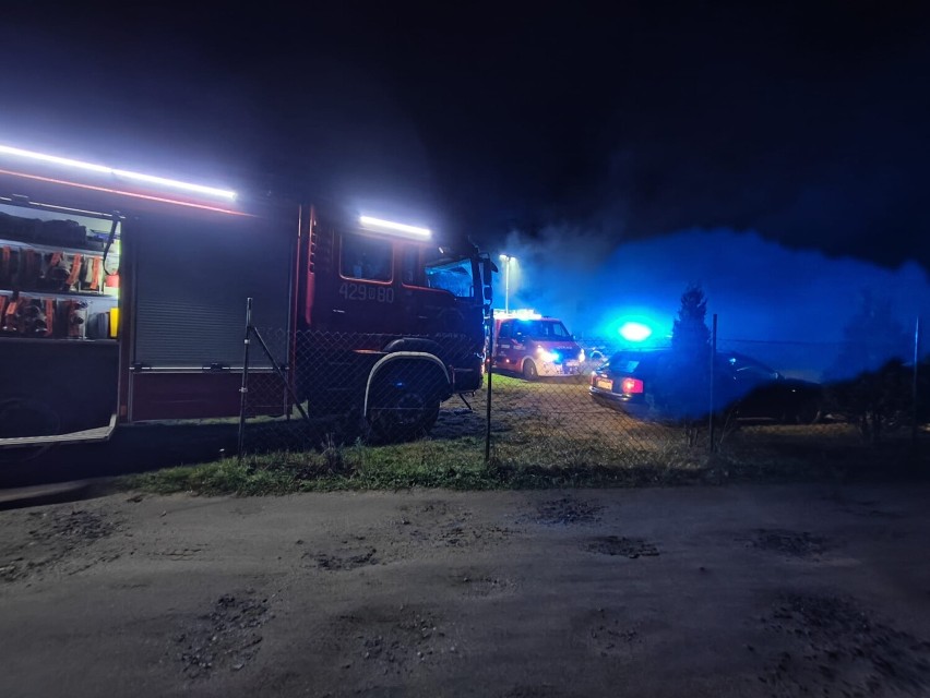 Pożar altanki na działkach ROD w Kulowie. Gasiły go trzy jednostki straży pożarnej