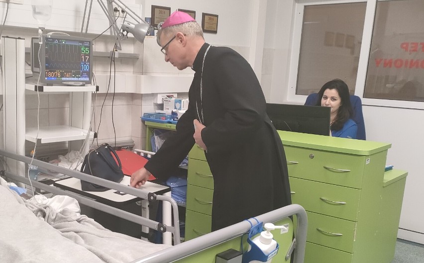 Biskup Arkadiusz Okroj odwiedził pacjentów w kartuskim szpitalu
