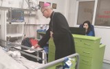 Ksiądz biskup Arkadiusz Okroj odwiedził pacjentów w Szpitalu Powiatowym w Kartuzach