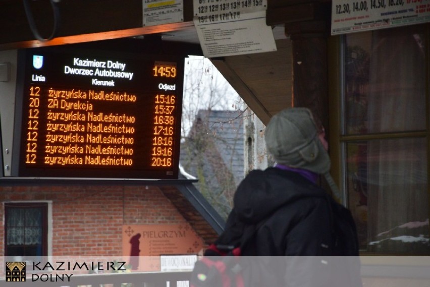 Na dworcu w Kazimierzu Dolnym pojawiła się tablica świetlna z odjazdami autobusów