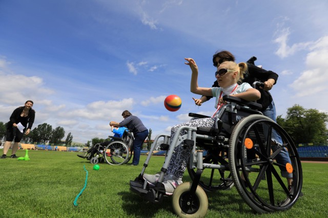 Na Stadionie Miejskim przy ul. Bema odbyła się VIII Toruńska Olimpiada Osób Niepełnosprawnych organizowana przez Stowarzyszenie Ognisko Sportu Niepełnosprawnych Alfa Sport Toruń i Miejski Ośrodek Sportu i Rekreacji. Zobaczcie zdjęcia ze sportowych zmagań!