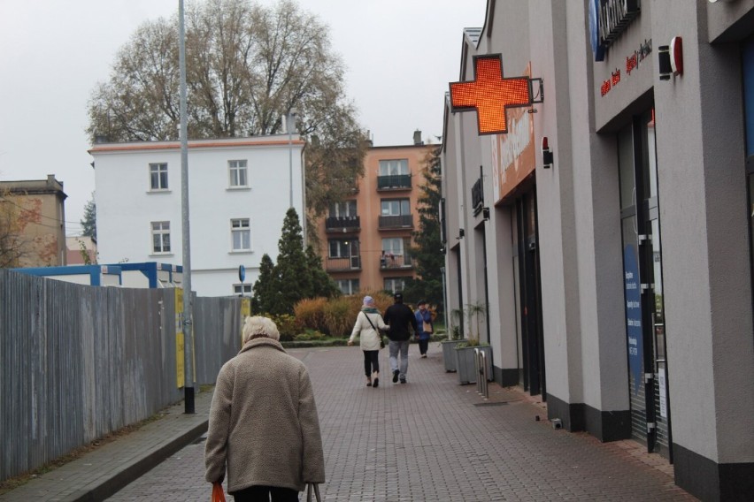 Kto powinien przywrócić dawny wygląd ulicy Wróblewskiego w Lesznie i zadbać o bezpieczeństwo pieszych oraz rowerzystów? ZDJĘCIA