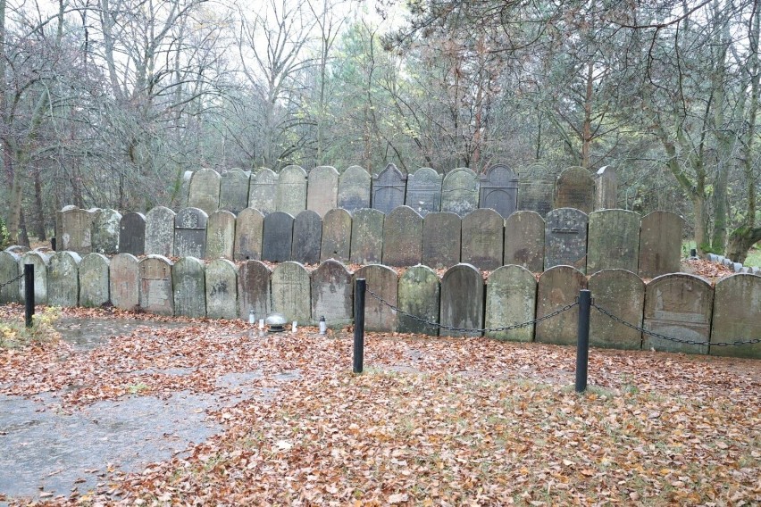Spacer po Cmentarzu Żydowskim i zwiedzanie Domu Modlitwy w Kielcach. Mówiono o historii społeczności żydowskiej. Zobacz zdjęcia