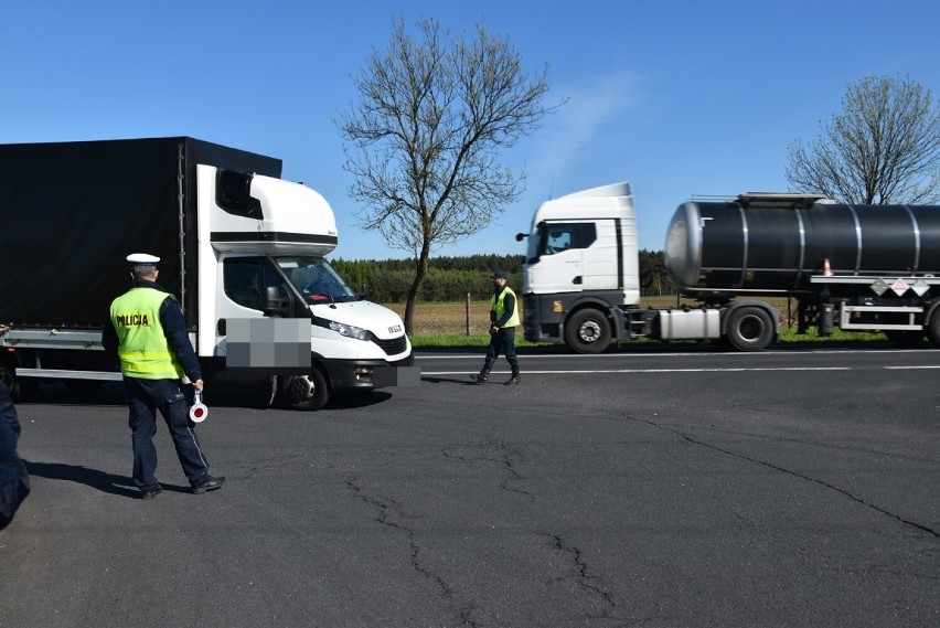 Na DK 12 między Głogowem a Wilkowem prowadzona jest akcja...