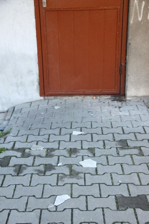 Świętochłowice: W czwartek odpadła kolejna płyta azbestowa z bloku przy ul. Chorzowskiej 22