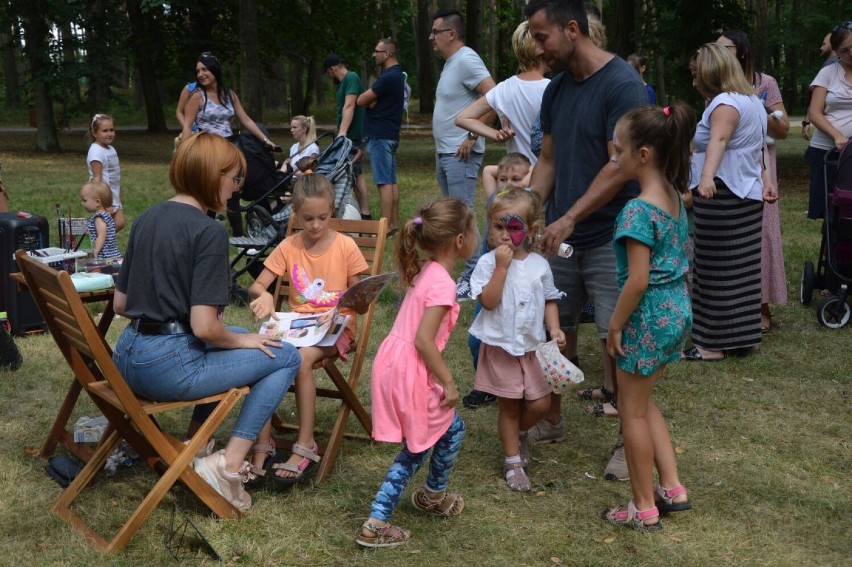 Letni Piknik Rodzinny przyciągnął wielu mieszkańców Goleniowa. Kolejki do każdego stoiska