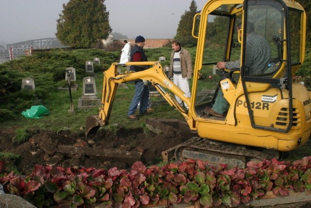 Ekshumacje przeprowadzone w 2009 r. ujawniły, że w ziemi nie ma ludzkich szczątków, a polegli żołnierze upamiętnieni zostali jedynie tablicami i nagrobkami. Nie wiadomo, co stało się z ich zwłokami.