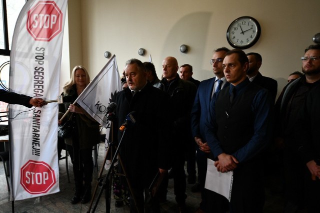 Do ZSMP wstąpiłem, gdy miałem 20 lat, a do Ruchu Narodowego jakieś siedem lat temu, czyli jako facet w pewnym wieku, ostro po pięćdziesiątce. Gdy zawiodłem się na jednych czy drugich, postanowiłem, że nie będę wybierał ciągle mniejszego zła - powiedział nam Ryszard Oszmian (na zdjęciu przy mikrofonie).