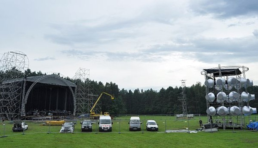 Trwa budowa sceny na koncert Hity na Czasie. Zobacz zdjęcia.