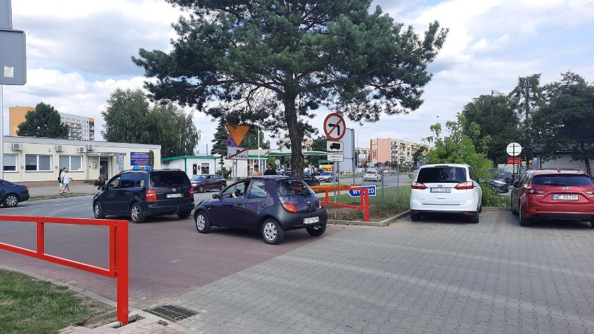 Rewolucja na parkingu przy Biedronce w Ostrowcu. Nie będzie parkowania wieczorem i driftu. Zobacz zdjęcia