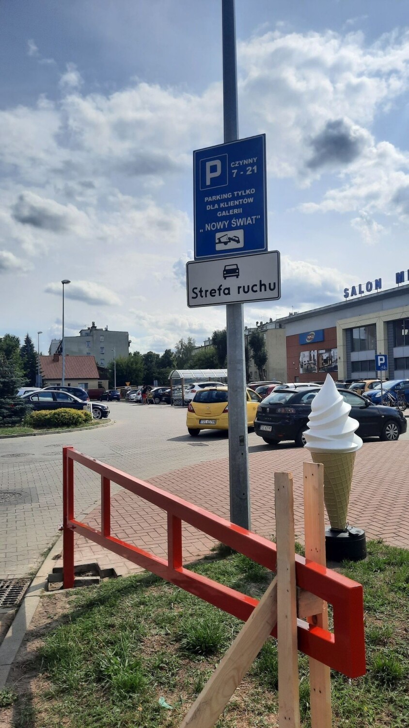 Rewolucja na parkingu przy Biedronce w Ostrowcu. Nie będzie parkowania wieczorem i driftu. Zobacz zdjęcia