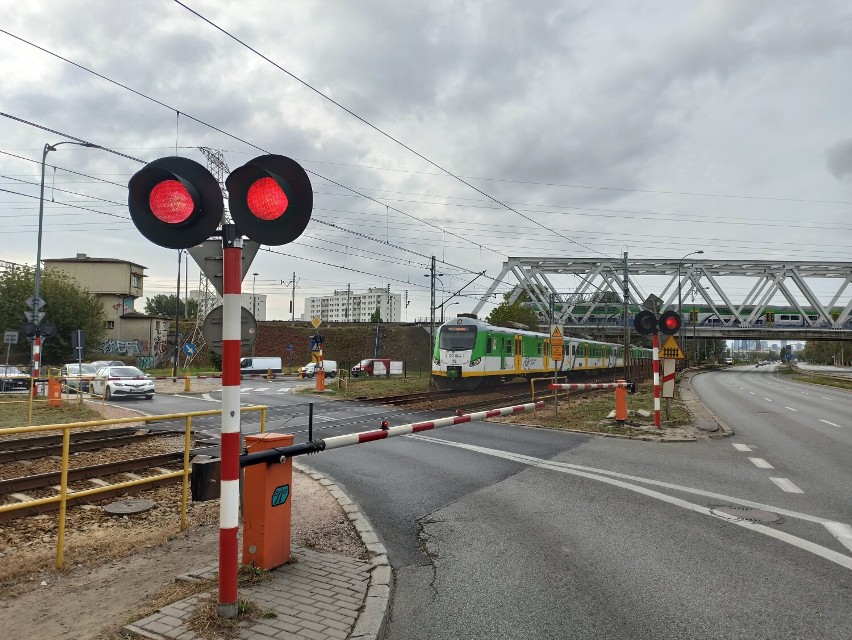 Niebezpieczne przejazdy kolejowe w Warszawie przejdą metamorfozę. Miejsca grozy w końcu będą bezpieczne 