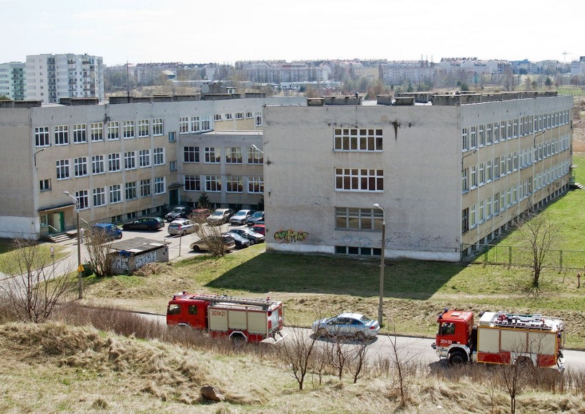 Alarm bombowy w ZSO nr 4 w Olsztynie. Ewakuowano prawie 500 soób [ZDJĘCIA]