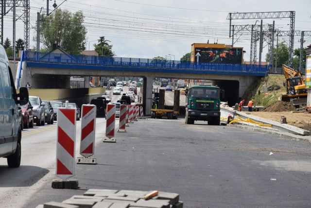 Na północnym pasie ulicy Krakowskiej pojawił się asfalt. Teraz budowany jest chodnik