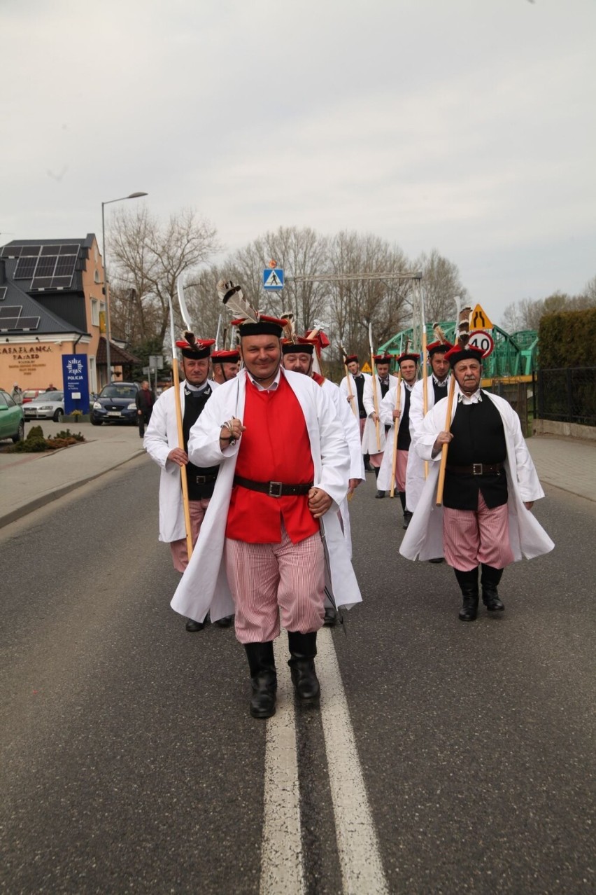 Parada straży wielkanocnej w Tryńczy z udziałem kosynierów z Bieździedzy [ZDJĘCIA]