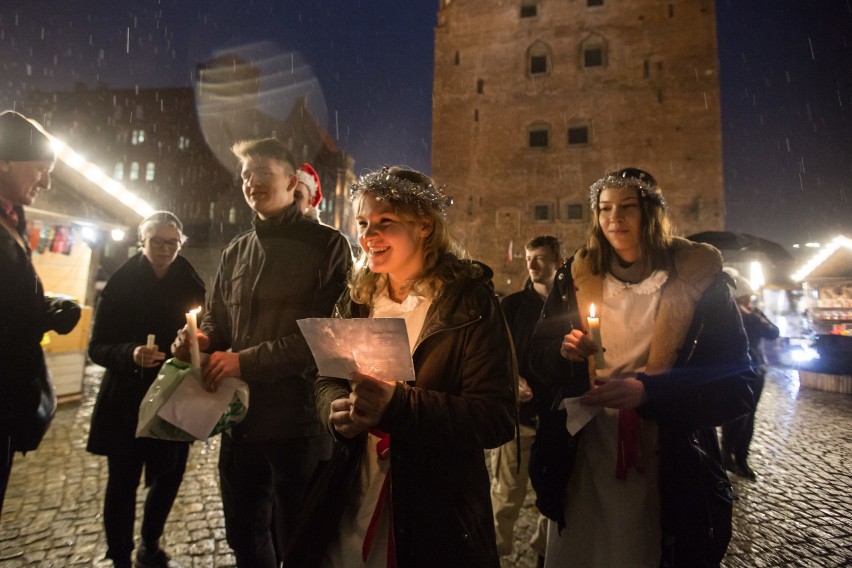 Orszak św. Łucji na Długim Targu w Gdańsku 03.12.2018. Mieszkańcy Gdańska spotkali się ze św. Łucją i jej orszakiem 