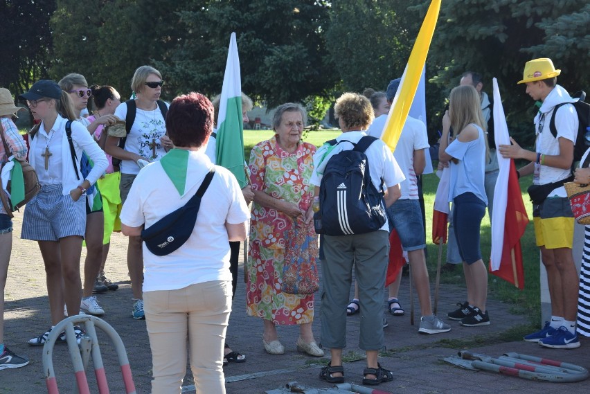 We wtorek z Pleszewa wyruszyła grupa biało - zielona. Pielgrzymi dotrą na Jasną Górę w poniedziałek. Przed sobą mają blisko 300 kilometrów
