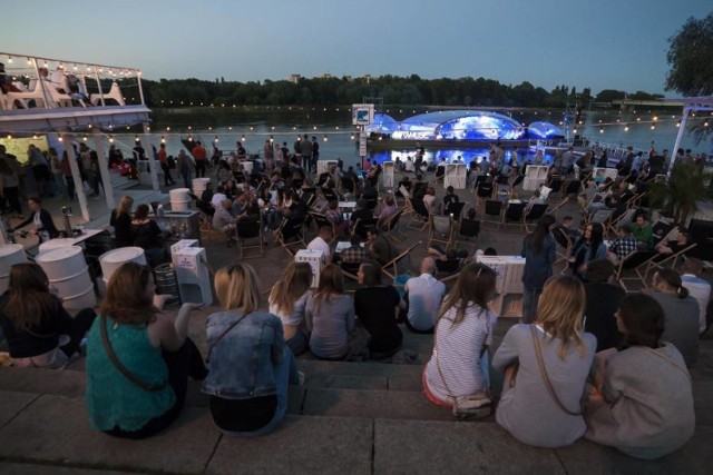 Pływająca scena co weekend gromadzi na wiślanych nabrzeżach tysiące fanów muzyki. Miłośnicy dźwięków, plaży i Wisły od początku czerwca bawią się przy scenie H&M. W piątek 
26 czerwca muzyczny statek zacumuje przy Temacie Rzeka. Tego wieczoru na pokładzie pojawią się: Kamp!, Riva Starr, Last Robots, Chriss Jaxx oraz Bartek Winczewski. Będzie to pożegnalna impreza na Pradze. Następnego dnia scena przepłynie na drugi brzeg, a w niedzielę wypłynie z Warszawy. Wstęp wolny. 

Temat Rzeka,
plaża przy moście Poniatowskiego

Zobacz też: H&M Loves Music Warsaw. Wczoraj wystartowały koncerty na Wiśle na niezwykłej scenie [FOTO]