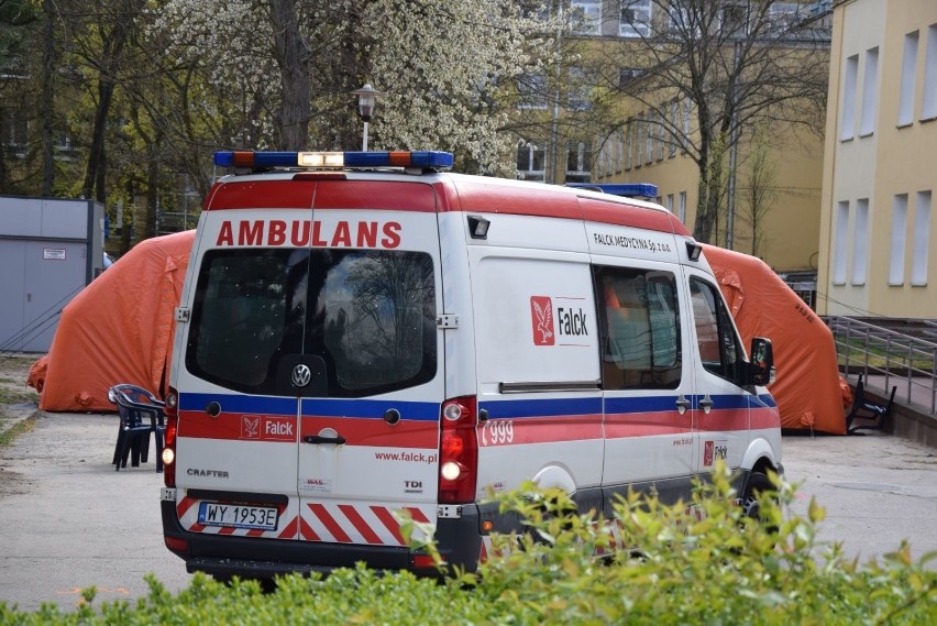 W Polsce zmarło do tej pory 915 osób zakażonych...